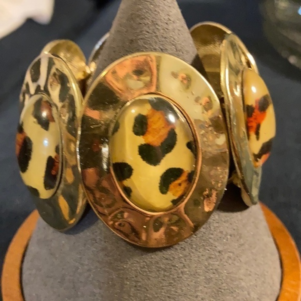 Cheetah and hammered gold tone metal elastic bracelet
